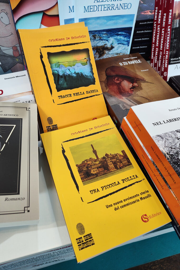 Libri "Una piccola follia" e "Tracce nella sabbia" esposti al Salone del Libro di Torino 2024